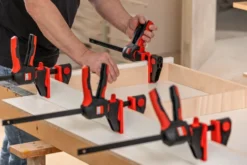 Bessey Enhandstving med roterande handtag