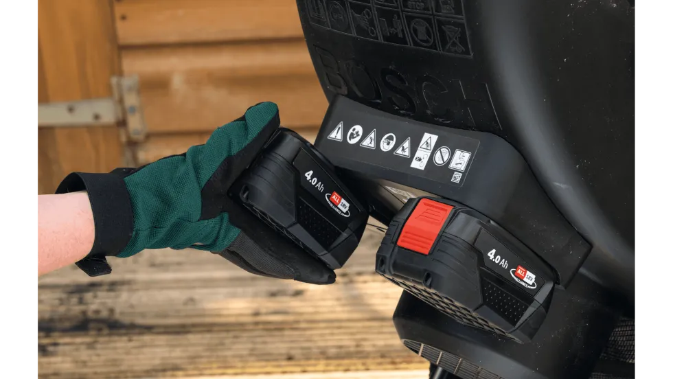 Bosch DIY Kompostkvarn Unishredder 2x18V-25 med 2x4Ah batterier och laddare