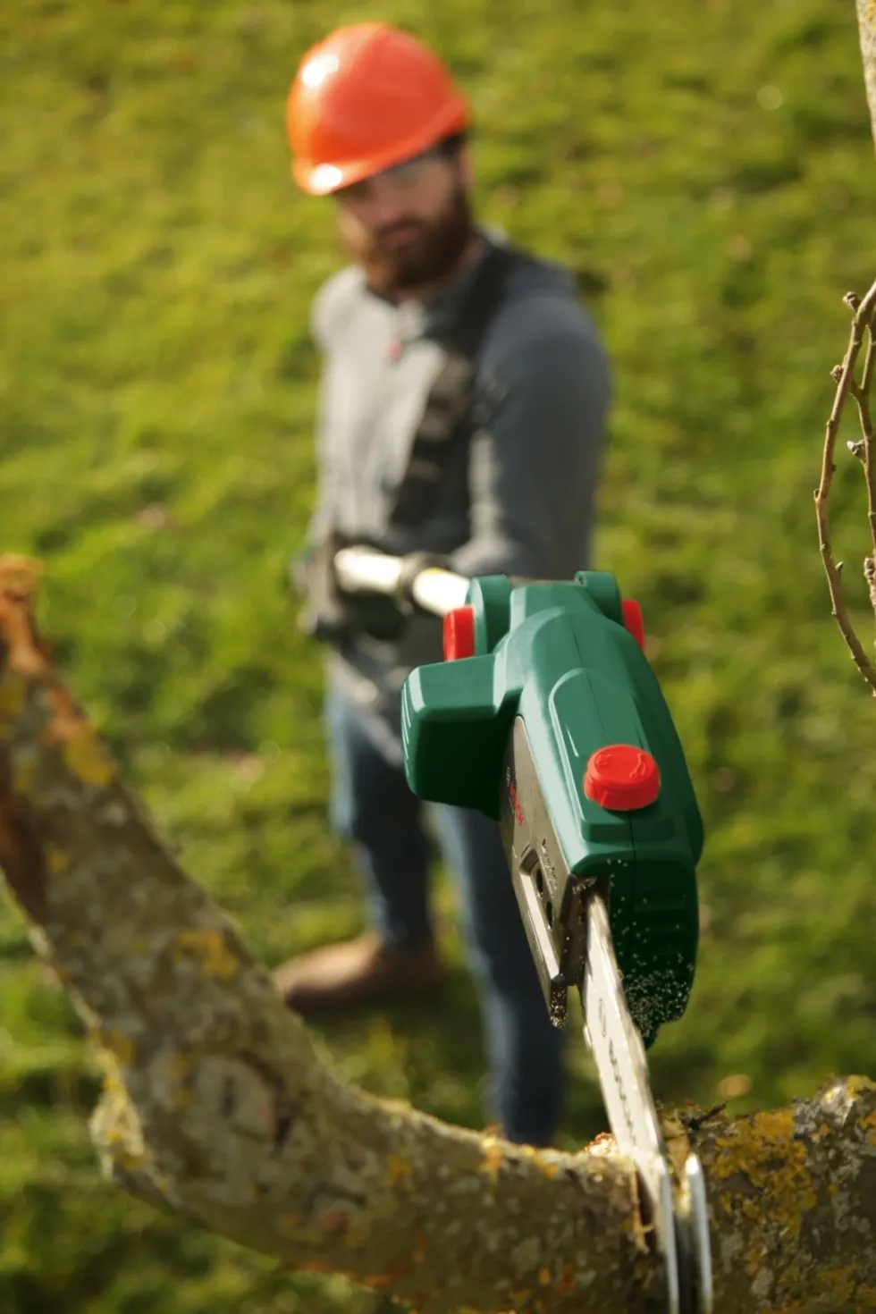Bosch Grensåg Teleskopisk 18V med 1x2,5Ah batteri & laddare