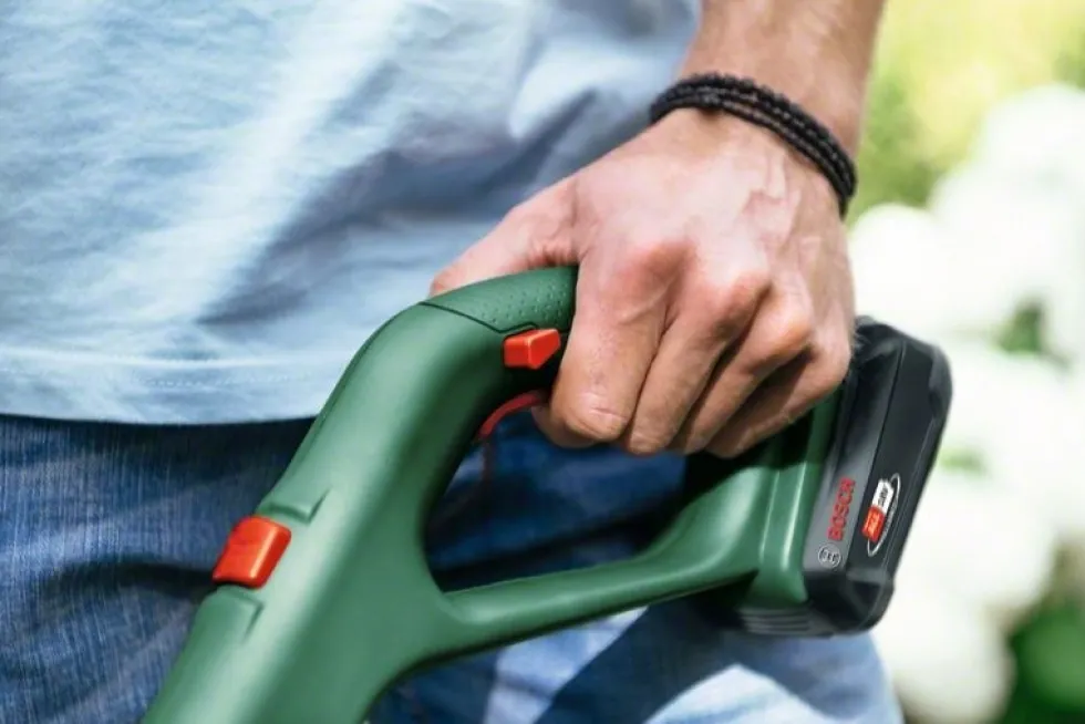 Bosch Grästrimmer Easygrasscut 18V-230 med 1x2Ah batteri & laddare
