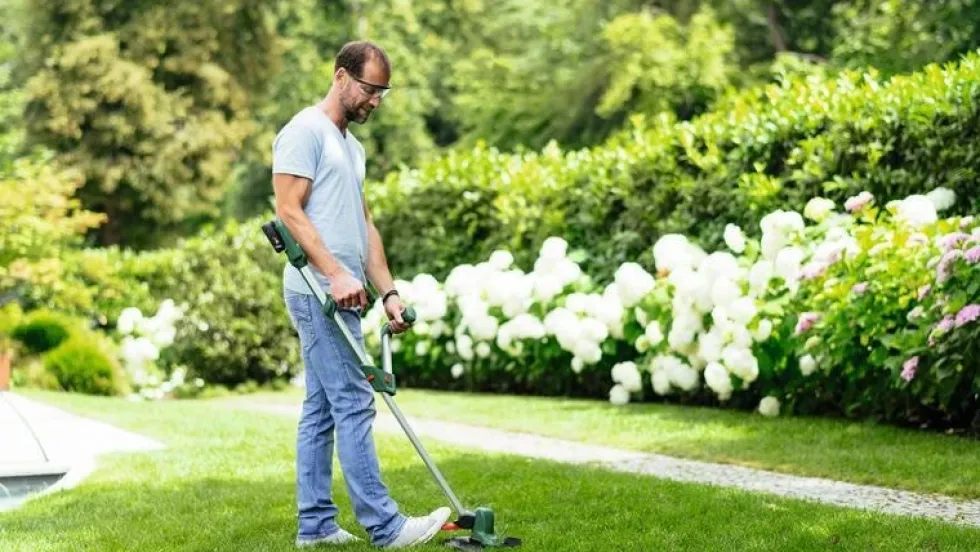 Bosch Grästrimmer Universalgrasscut 18V-26 med 1x2,5Ah batteri & laddare