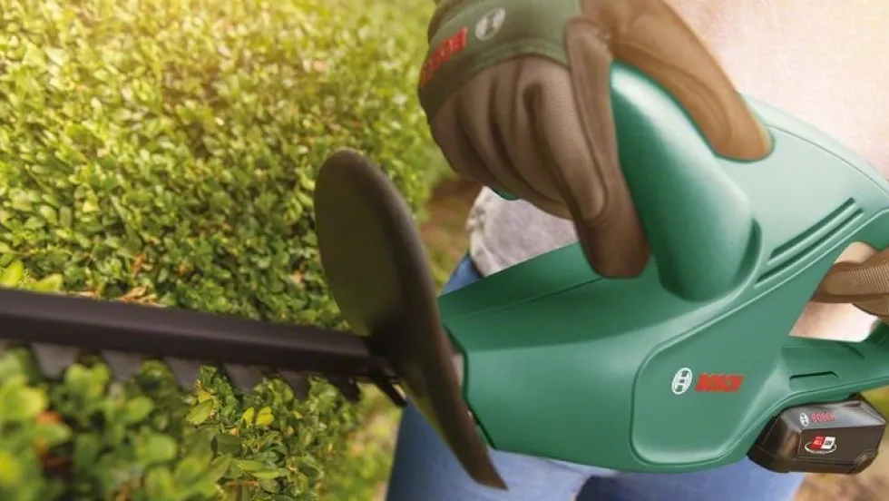 Bosch Häcksax Easyhedgecut 18V-45 med 2x2Ah batterier & laddare
