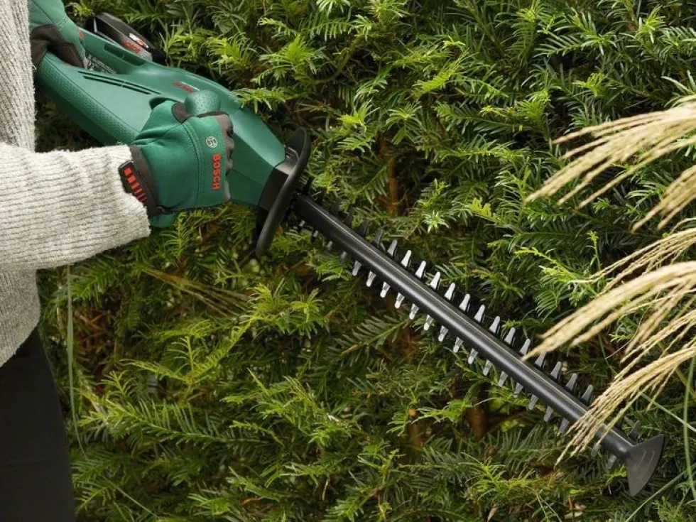 Bosch Häcksax Universalhedgecut 18V-50 med 1x2,5Ah batteri & laddare