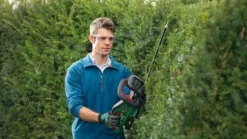Bosch Häcksax Universalhedgecut 18V-55 med 1x2,5Ah batteri & laddare