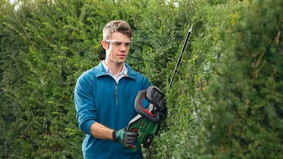 Bosch Häcksax Universalhedgecut 18V-55 med 1x2,5Ah batteri & laddare