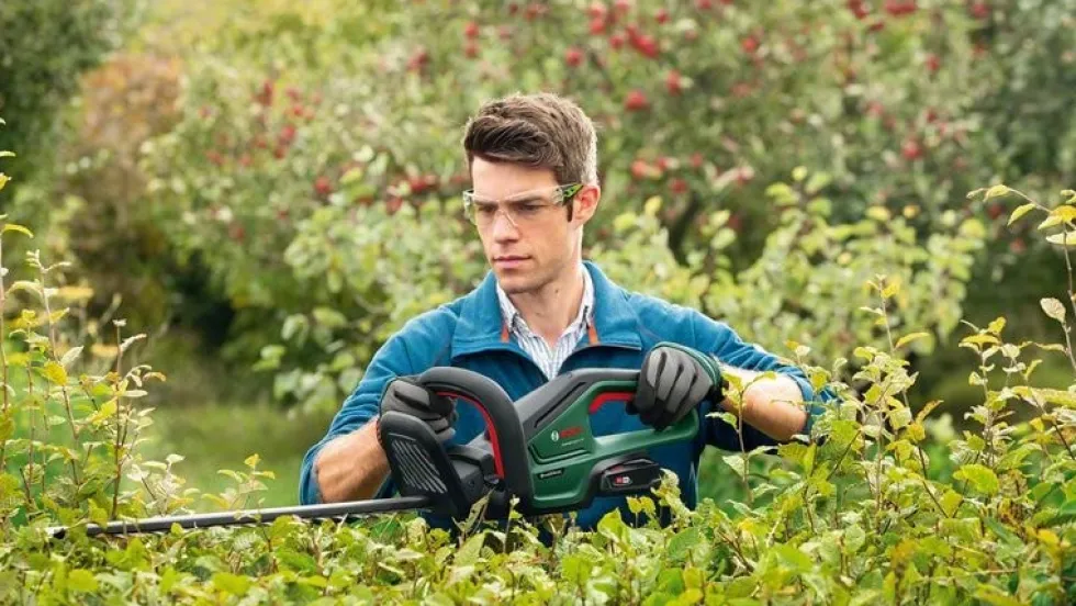 Bosch Häcksax Universalhedgecut 18V-55 med 1x2,5Ah batteri & laddare