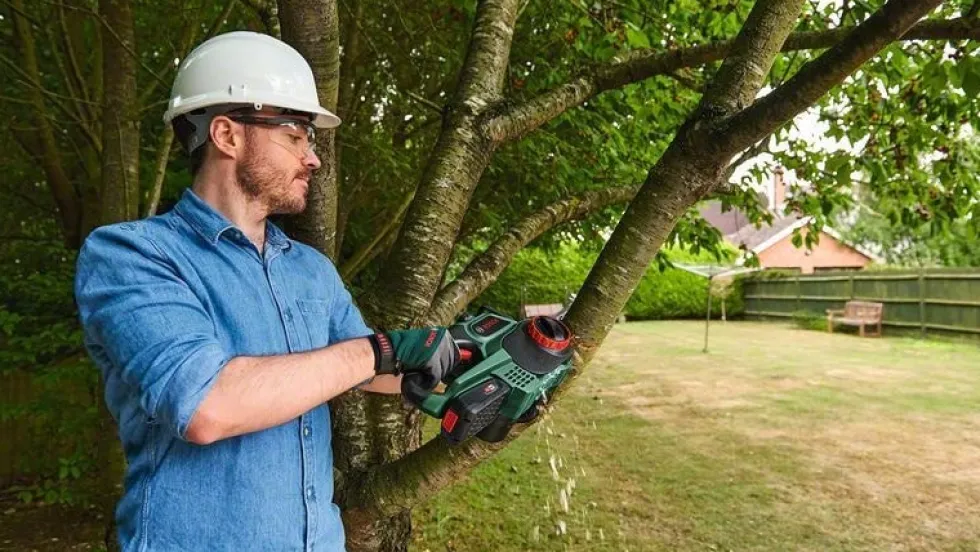 Bosch Kedjesåg Universal Chain 18V med 1x2,5Ah batteri & laddare