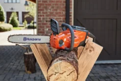 Husqvarna 120i Batterimotorsåg med batteri och laddare