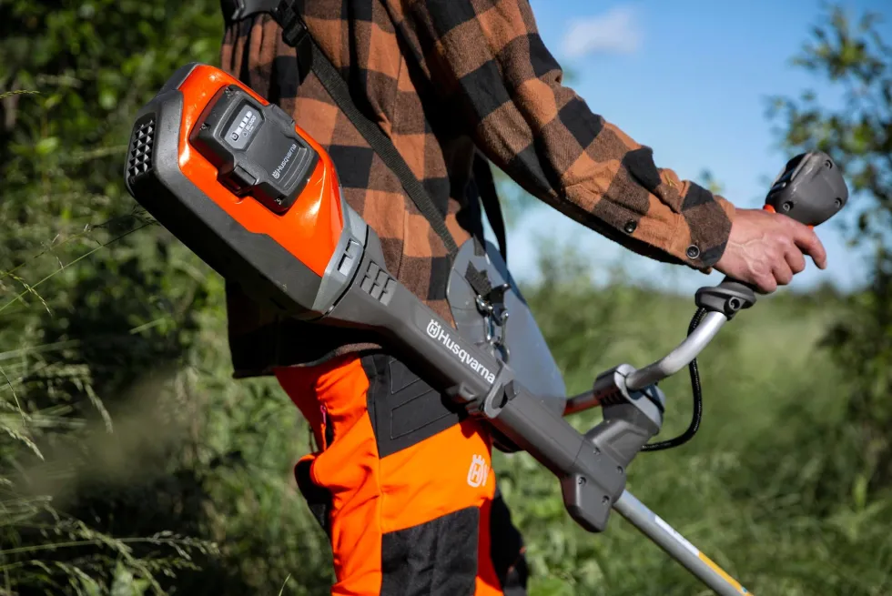 Husqvarna 535iFR Batteriröjsåg inkl. sele och tre skärutrustningar