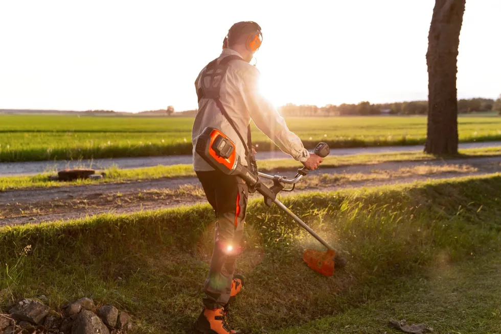 Husqvarna 535iFR Batteriröjsåg inkl. sele och tre skärutrustningar