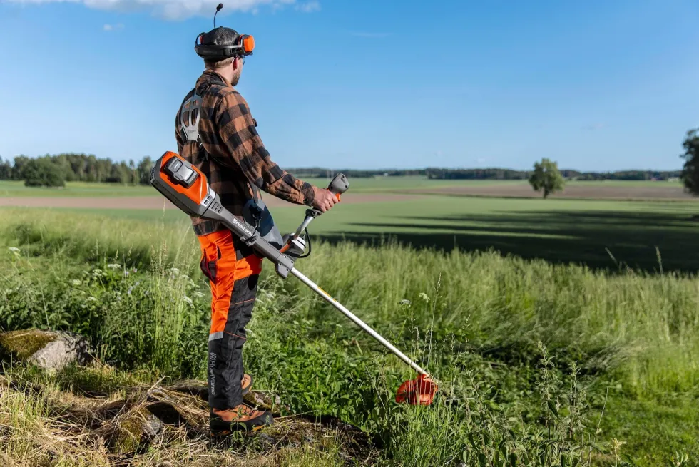 Husqvarna 535iFR Batteriröjsåg inkl. sele och tre skärutrustningar