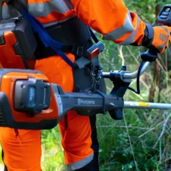 Husqvarna 535iFR Batteriröjsåg inkl. sele och tre skärutrustningar
