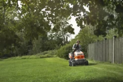 Husqvarna Trädgårdstraktor med uppsamlare TC 220T