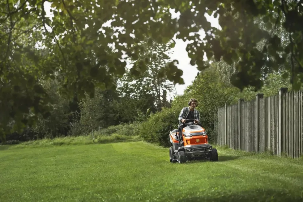 Husqvarna Trädgårdstraktor med uppsamlare TC 220T