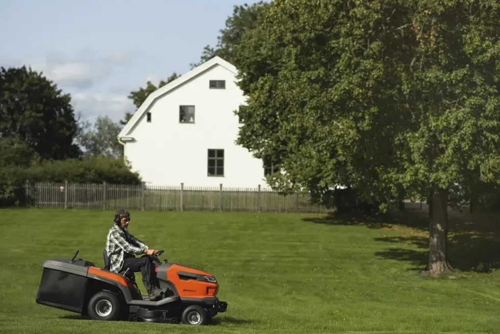 Husqvarna Trädgårdstraktor med uppsamlare TC 220T