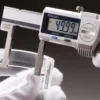 Mitutoyo ABSOLUTE Digimatic Skjutmått 573-745-20 med utåtriktade mätskänklar 0,404-6in, 0,0005in, IP67, friktionsrulle, datautgång