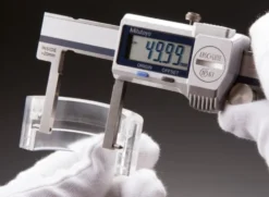 Mitutoyo ABSOLUTE Digimatic Skjutmått 573-745-20 med utåtriktade mätskänklar 0,404-6in, 0,0005in, IP67, friktionsrulle, datautgång