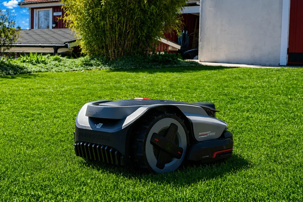 Roborock RockMow S115 Premiumpaket med garage och 4G