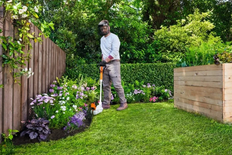 STIHL FSA 30 Batteridriven trimmer med batteri och laddare