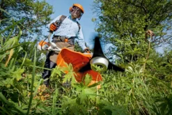 STIHL FS 240 C-E Röjsåg inkl. sele och tre skärutrustningar