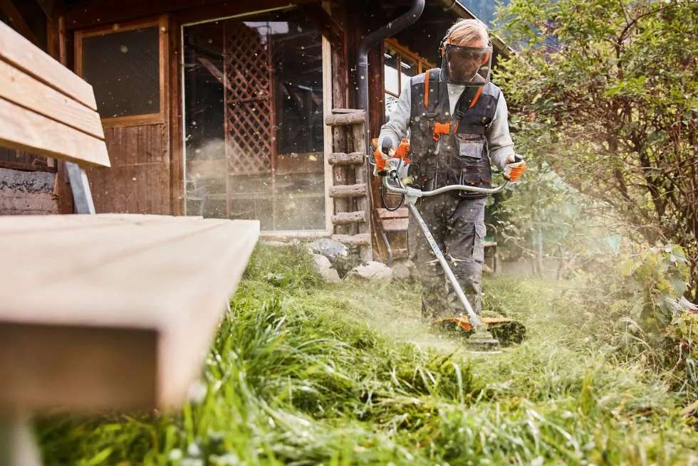 STIHL FS 131 Röjsåg inkl. sele och tre skärutrustningar
