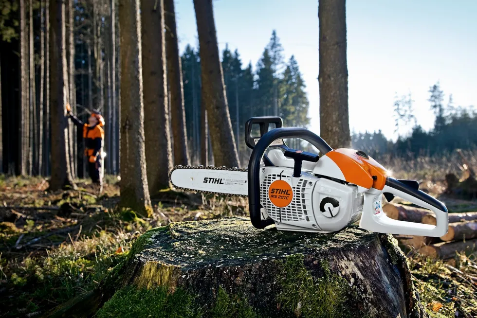 STIHL MS 201 C-M Motorsåg inkl. 30 cm svärd och kedja