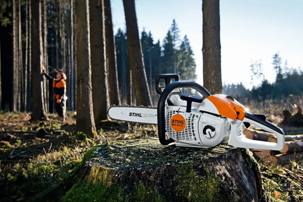 STIHL MS 201 C-M Motorsåg inkl. 30 cm svärd och kedja