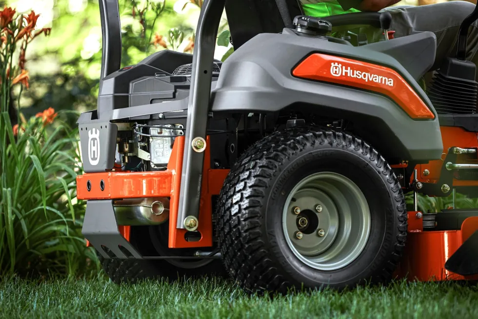 Zero-Turn Husqvarna Åkgräsklippare spasktyrd Z 448, B&S Endurance 23 hk