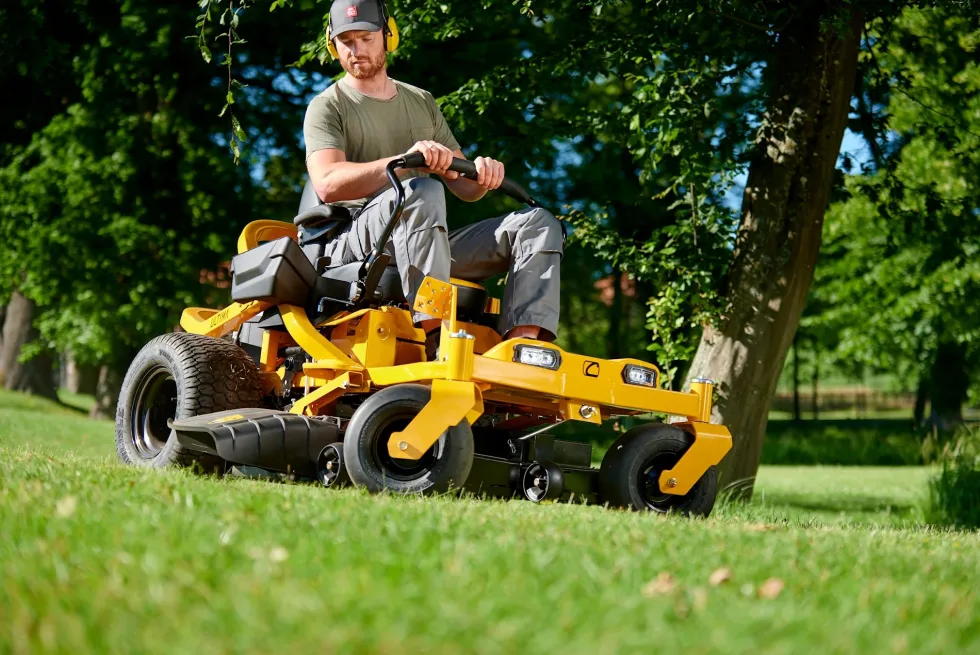 Zero-Turn Åkgräsklippare Cub Cadet spasktyrd Ultima XZ5 L137
